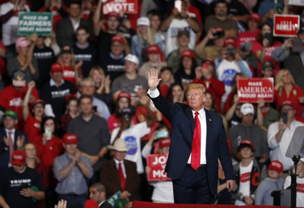 trump waving at cape girardeau rally in 2018